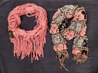 Отдается в дар объемный серо-розовый шарф