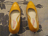 Отдается в дар желтые женские туфли