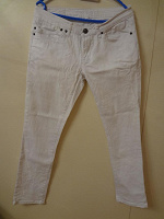 Отдается в дар белые джинсы Amisu