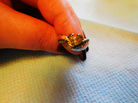 Отдается в дар Серебрянное кольцо с хризолитами и зелеными фианитами.
