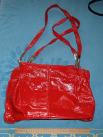 Отдается в дар Красная лаковая сумочка