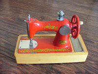 Отдается в дар Детская швейная машинка