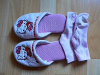 Отдается в дар Тапочки и носочки для девочки 31-32 размер