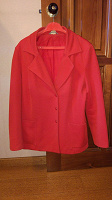Отдается в дар Женский красный пиджак 42 размера, на средней полноты женщину.