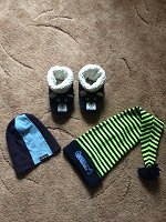 Отдается в дар Тапочки-носочки (до 20см)и шапки для мальчика на 4-6 лет