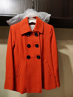 Отдается в дар яркое молодёжное пальто 42-44 ESPRIT