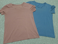 Отдается в дар Две футболки розовая и голубая 42-44