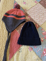Отдается в дар Перчатки, две шапки и шарф детские