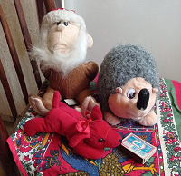 Отдается в дар Мягкие игрушки — Ежик и Собачка. И обезьянка.