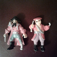 Отдается в дар дарю две фигурки пиратов