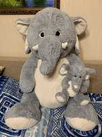 Отдается в дар Огромный слон со слоненком