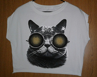 Отдается в дар Укороченная хлопковая футболка с котом в очках, отличное состояние.