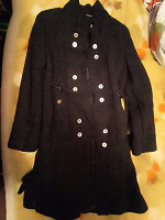 Отдается в дар Зимнее черное теплое пальто размер 42.