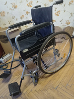 Отдается в дар Инвалидная коляска и гигиеническое кресло для ванной