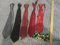 Отдается в дар Школьные галстуки.