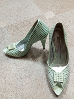 Отдается в дар Туфли светло-зеленые, 36 размер.