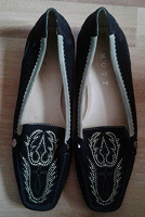 Отдается в дар Черные замшевые туфли, размер 35,5-36, б/у, отличное состояние.