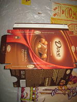 Отдается в дар обертки от шоколада «Dove», картон и пластик