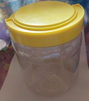 Отдается в дар Банка пластиковая из под мёда на 2,5 кг