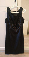 Отдается в дар Атласное чёрное платье с гипюром, 48 размер