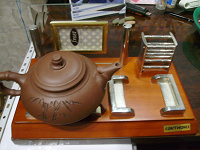 Отдается в дар Маленький китайский чайник на подставке