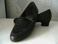 Отдается в дар Чёрные туфли для девочки.