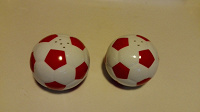 Отдается в дар Солонка и перечница в виде футбольных мячей