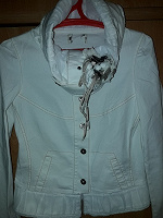 Отдается в дар Белая куртка джинсовая 44 размера