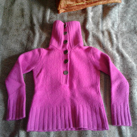 Отдается в дар дарю очень теплый свитер для девочки рост 120-130 см