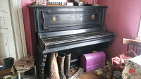 Отдается в дар старинное пианино
