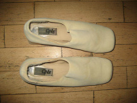 Отдается в дар Туфли-ботиночки кремового цвета 38-39 размер.