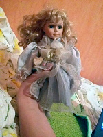Отдается в дар Белокурая фарфоровая кукла