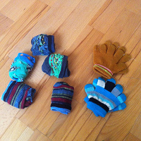 Отдается в дар Детские носки и перчатки малышам