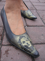 Отдается в дар Экстравагантные туфли, кожзам, размер 37-38, в отличном состоянии.