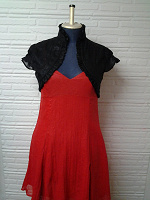 Отдается в дар Платье новое, красное 46 р/р на бретельках, с двумя болеро, красное и черное.