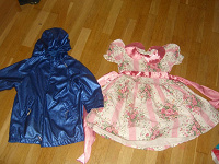 Отдается в дар платье, плащ, куртка на 5-6 лет