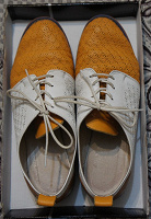 Отдается в дар Яркие оранжево-белые ботинки