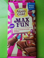 Отдается в дар Две шоколадки Max Fun с арахисом, цветными драже и карамелью