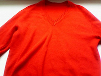 Отдается в дар Морковно-красный свитерок