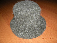 Отдается в дар Шапка-шляпка — женская, стильная.