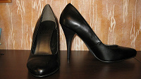 Отдается в дар Новые черные туфли-классика-шпилька 40 размер