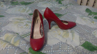 Отдается в дар изумительные красные туфли. 38