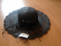 Отдается в дар черная соломенная шляпа