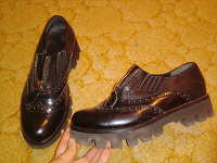 Отдается в дар Модные кожаные туфли из Италии