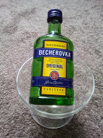 Отдается в дар мини-бутылка Becherovka