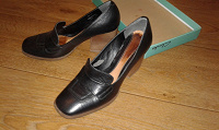 Отдается в дар Осенние туфли Clarks, р. 38