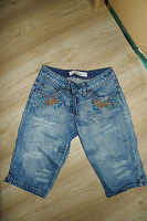 Отдается в дар женская одежда: джинсовые и стрейч бриджи, туники трикотаж (р-р 40-42-44)