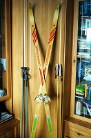 Отдается в дар Лыжи деревянные, лыжные палки