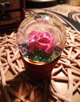 Отдается в дар Сувенир шар с блестками и розой