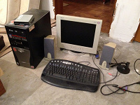 Отдается в дар Компьютер с клавиатурой, монитором, колонками и микрофоном